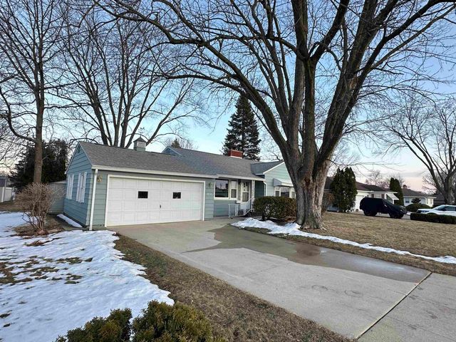 3314 Scenic Dr, Cedar Falls, IA 50613