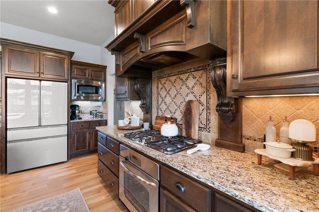 6484 N Whitetail Way, Parkville, MO 64152