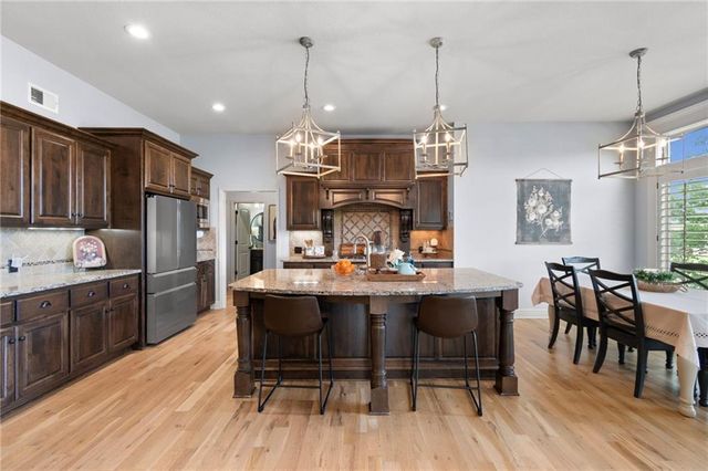6484 N Whitetail Way, Parkville, MO 64152