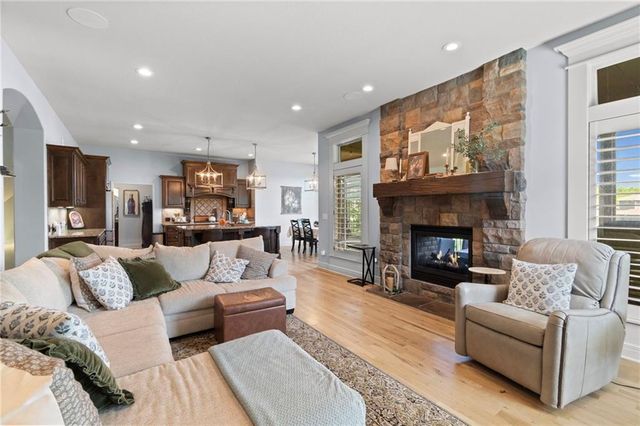 6484 N Whitetail Way, Parkville, MO 64152