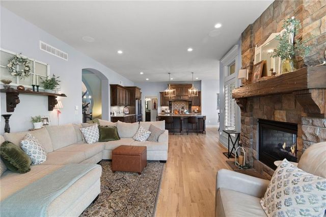 6484 N Whitetail Way, Parkville, MO 64152