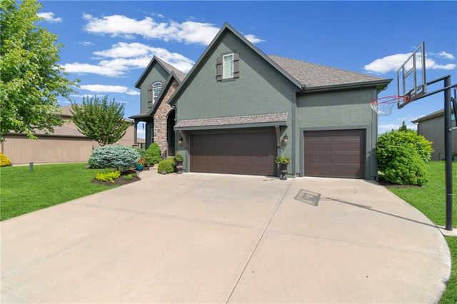 6484 N Whitetail Way, Parkville, MO 64152