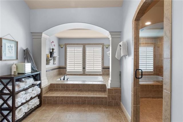6484 N Whitetail Way, Parkville, MO 64152