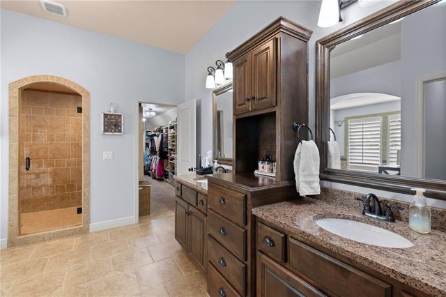 6484 N Whitetail Way, Parkville, MO 64152