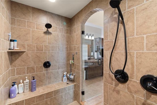 6484 N Whitetail Way, Parkville, MO 64152