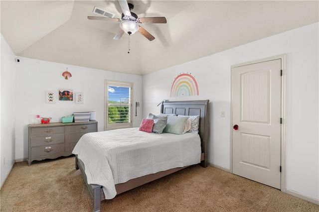 6484 N Whitetail Way, Parkville, MO 64152