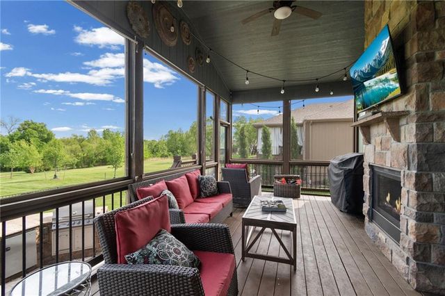 6484 N Whitetail Way, Parkville, MO 64152