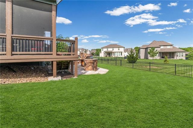 6484 N Whitetail Way, Parkville, MO 64152