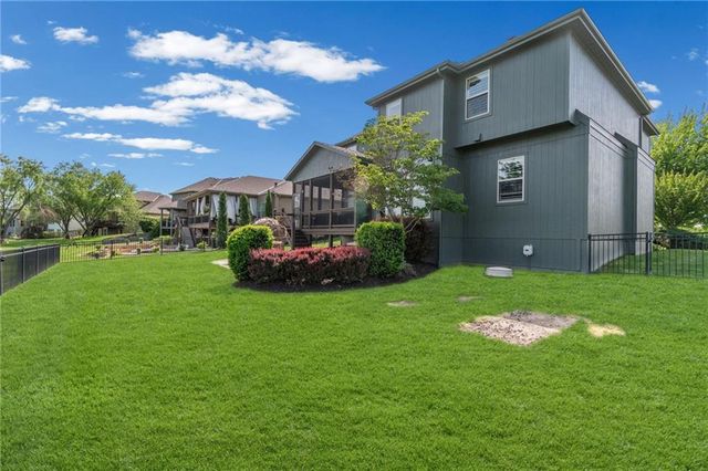 6484 N Whitetail Way, Parkville, MO 64152
