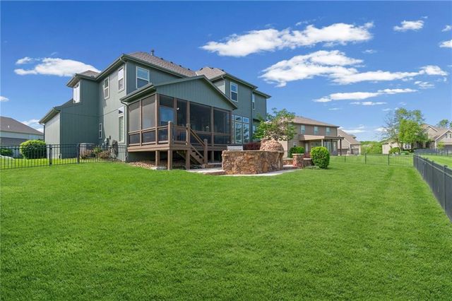 6484 N Whitetail Way, Parkville, MO 64152
