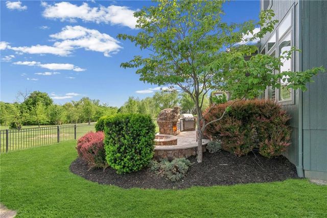 6484 N Whitetail Way, Parkville, MO 64152