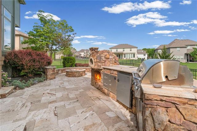 6484 N Whitetail Way, Parkville, MO 64152