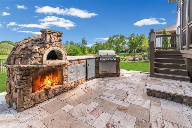 6484 N Whitetail Way, Parkville, MO 64152