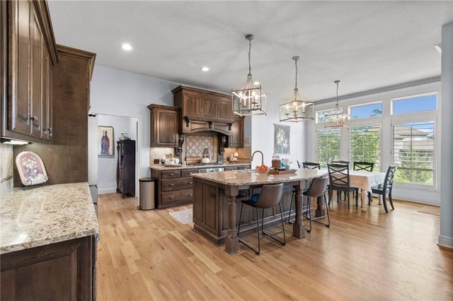 6484 N Whitetail Way, Parkville, MO 64152