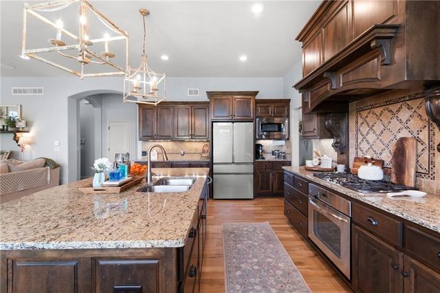 6484 N Whitetail Way, Parkville, MO 64152