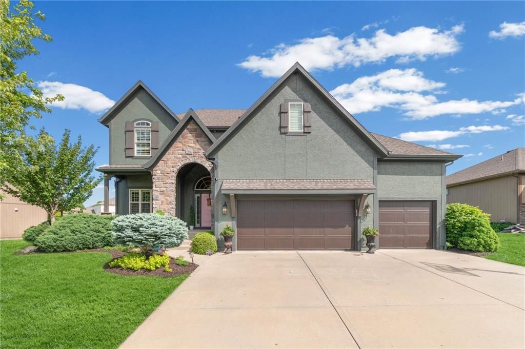 6484 N Whitetail Way, Parkville, MO 64152