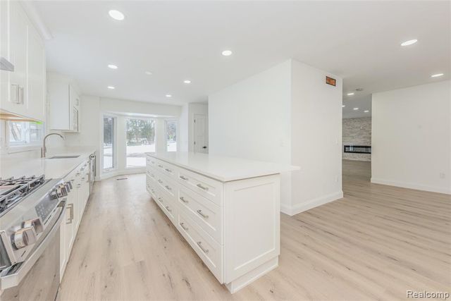 5590 Bayswater Road, West Bloomfield, MI 48322