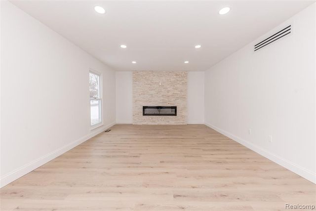 5590 Bayswater Road, West Bloomfield, MI 48322