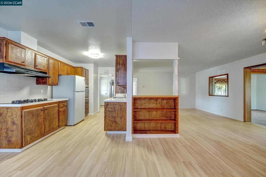 Image 9 of property listing at 1200 Elliott Dr, Vallejo, CA 94589