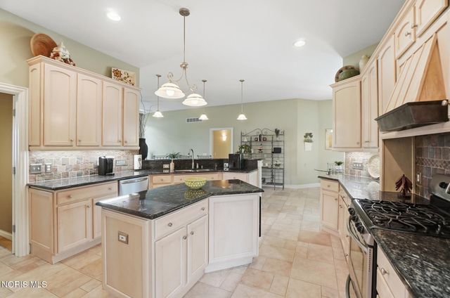 8766 Willow Pond Boulevard, Sylvania, OH 43560