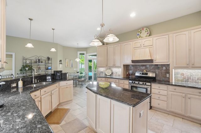 8766 Willow Pond Boulevard, Sylvania, OH 43560