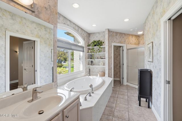 8766 Willow Pond Boulevard, Sylvania, OH 43560
