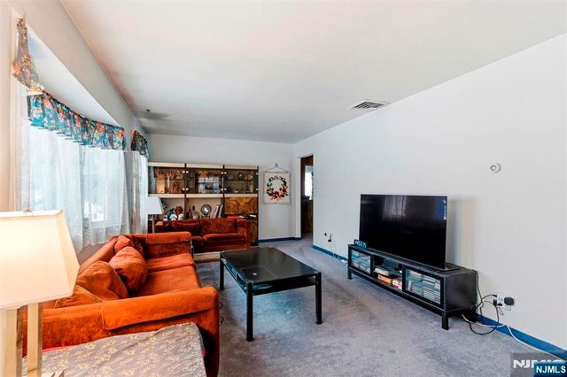 476 Greenway Drive, Leonia, NJ 07605