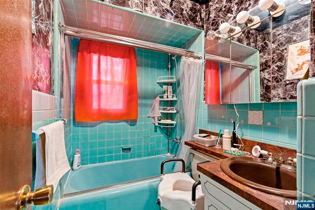 476 Greenway Drive, Leonia, NJ 07605