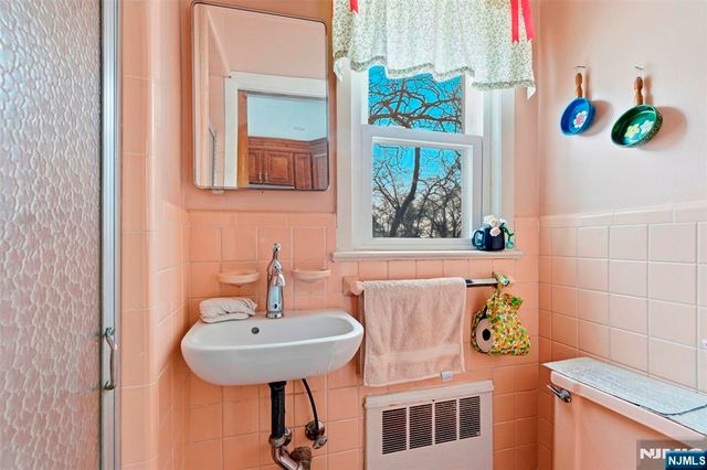 476 Greenway Drive, Leonia, NJ 07605