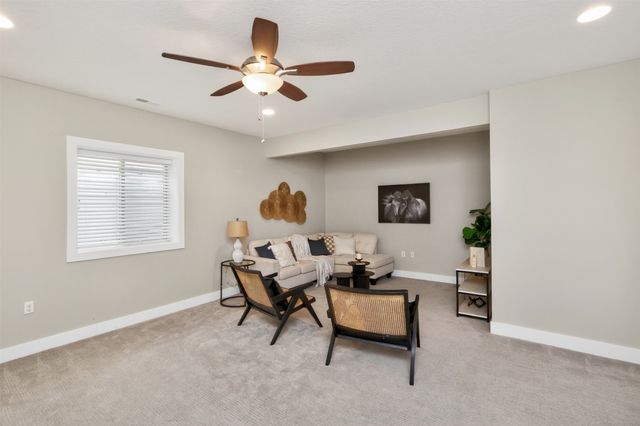 570 S Crescent Way, West Des Moines, IA 50266