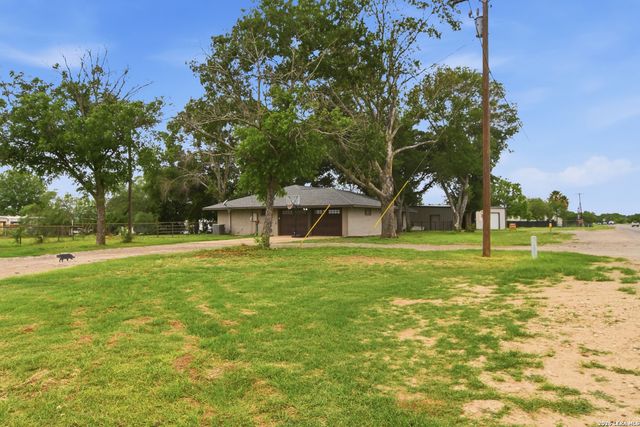 1195 Fm 471 N, Castroville, TX 78009