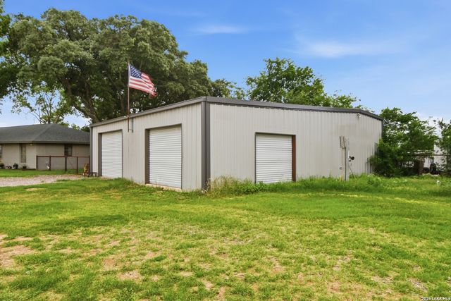 1195 Fm 471 N, Castroville, TX 78009