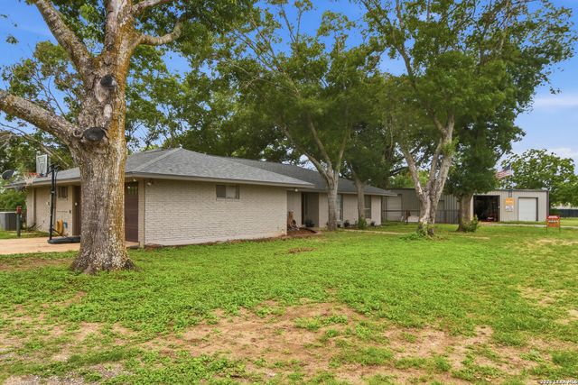 1195 Fm 471 N, Castroville, TX 78009