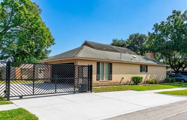 5008 Locust Street, Bellaire, TX 77401