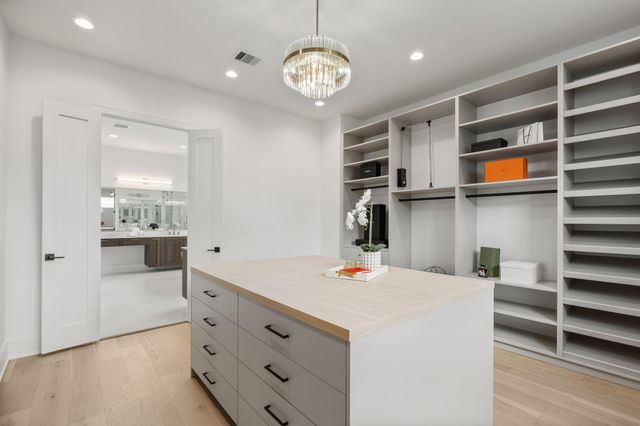 963 W 41st Street, Houston, TX 77018