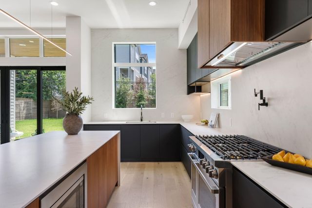 963 W 41st Street, Houston, TX 77018