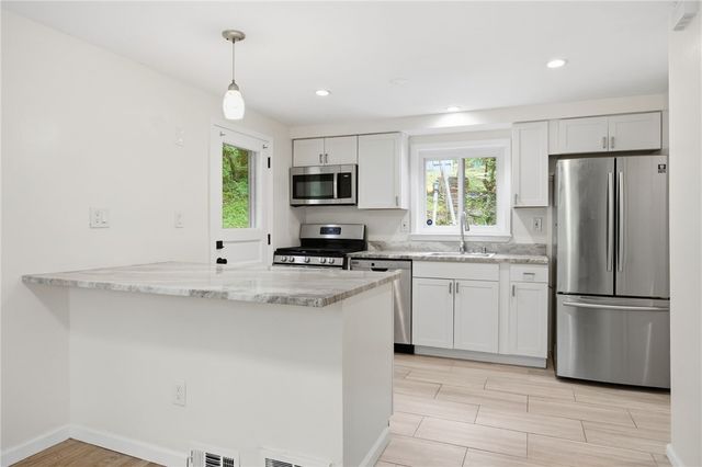 1126 Mifflin Rd, Lincoln Place, PA 15207