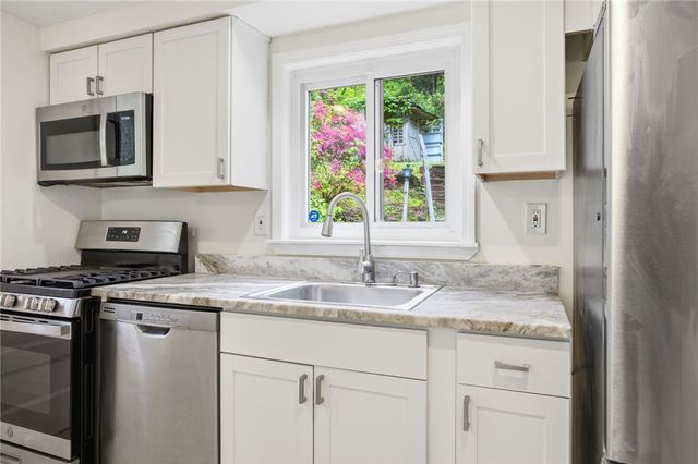 1126 Mifflin Rd, Lincoln Place, PA 15207