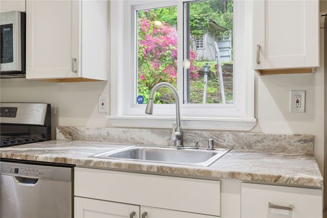 1126 Mifflin Rd, Lincoln Place, PA 15207