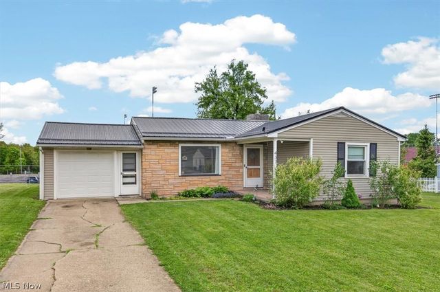 437 E Wilson Avenue, Girard, OH 44420
