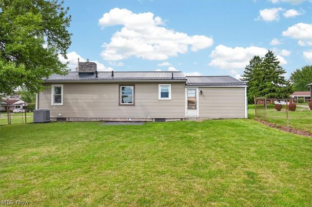 437 E Wilson Avenue, Girard, OH 44420