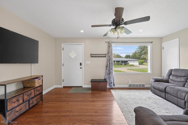 437 E Wilson Avenue, Girard, OH 44420
