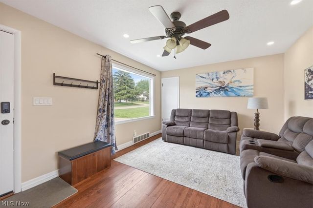 437 E Wilson Avenue, Girard, OH 44420