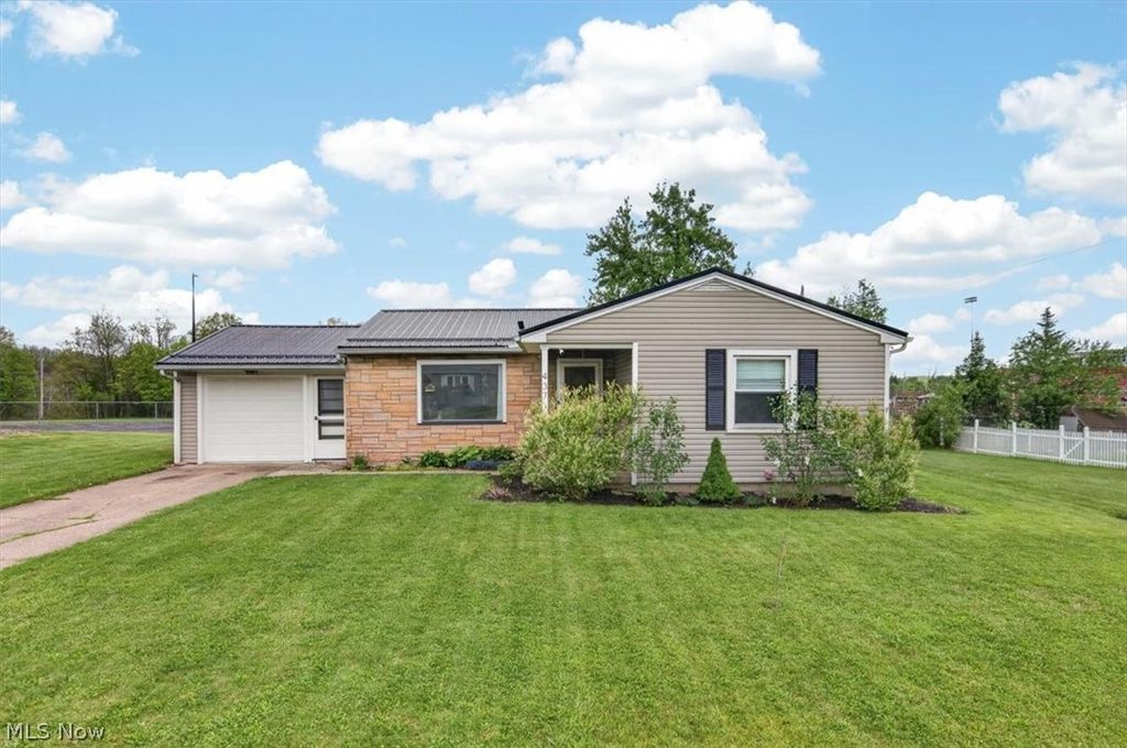 437 E Wilson Avenue, Girard, OH 44420