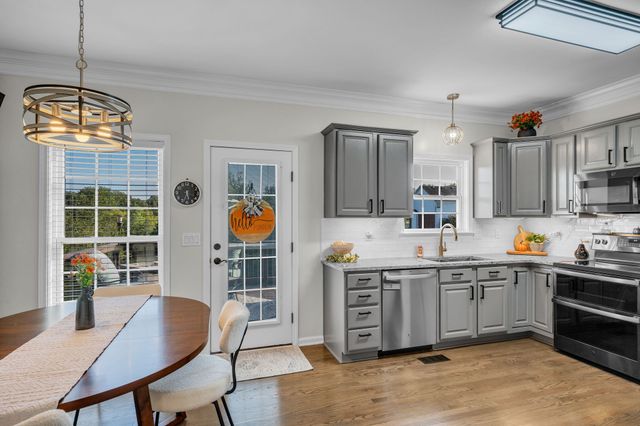 170 Lena Loop, Burns, TN 37029