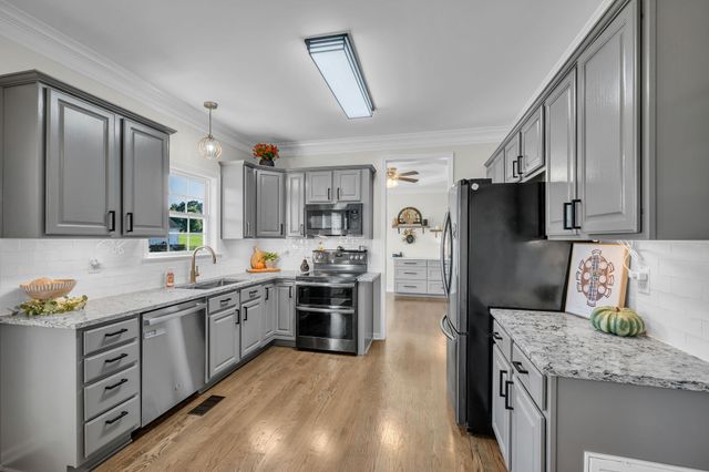 170 Lena Loop, Burns, TN 37029