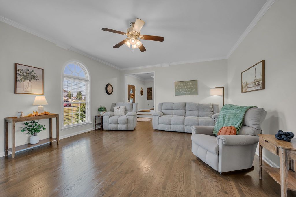 170 Lena Loop, Burns, TN 37029
