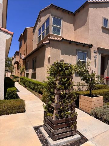 881 Pear Court, Upland, CA 91786