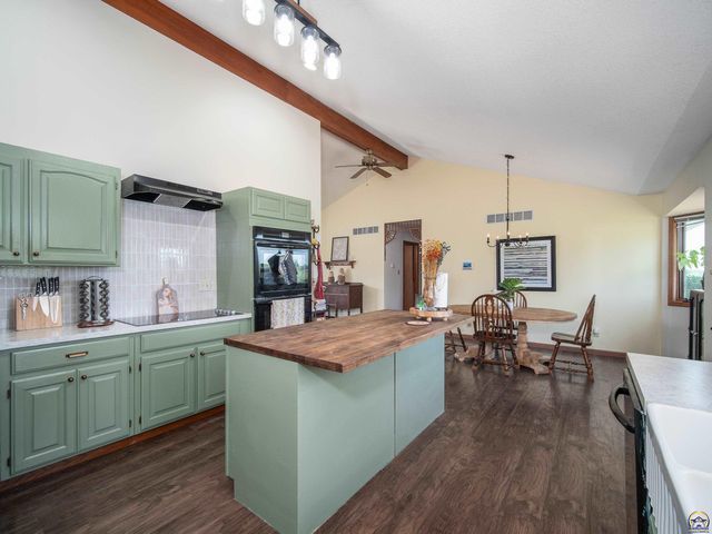 10727 SW Auburn RD, Wakarusa, KS 66546