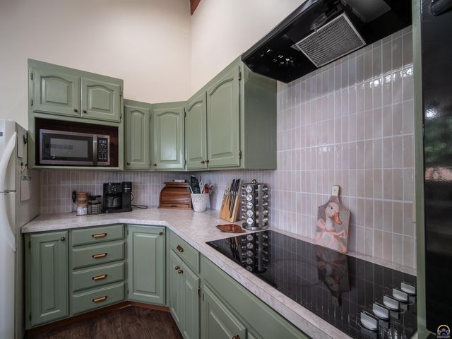 10727 SW Auburn RD, Wakarusa, KS 66546